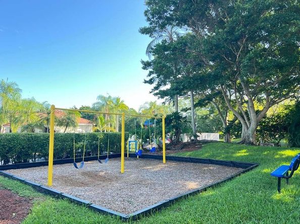 366 Bedford Ave, Weston FL 33326