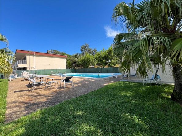 5387 SW 40th Ave 103, Dania Beach FL 33314