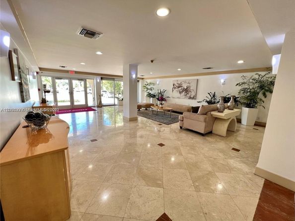 1455 N Treasure Dr PHH, North Bay Village FL 33141