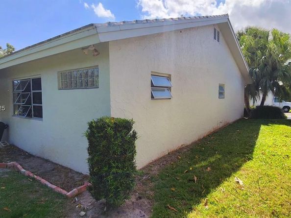 22310 Cameo Dr E, Boca Raton FL 33433