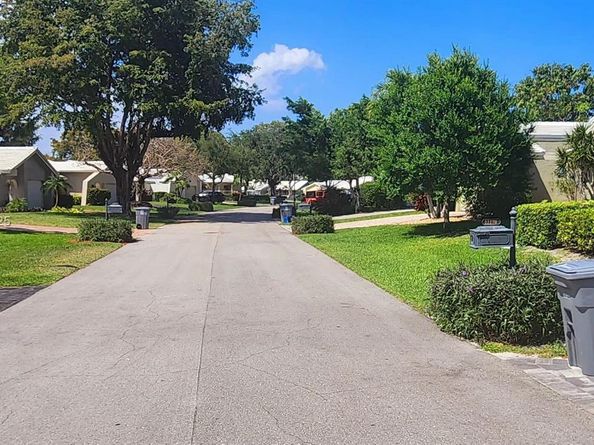 22310 Cameo Dr E, Boca Raton FL 33433