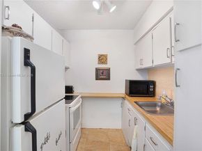 820 SW 11th Ave 18B, Hallandale Beach FL 33009