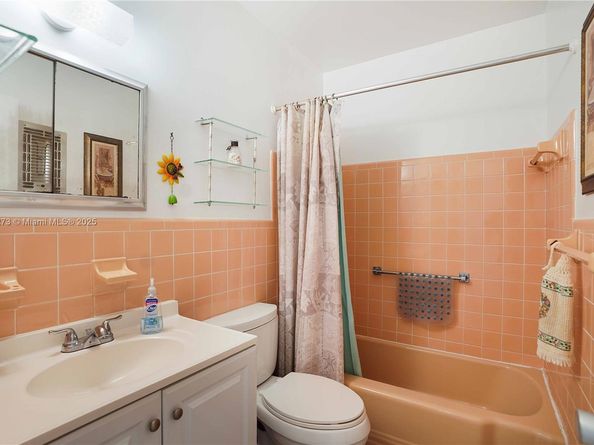 820 SW 11th Ave 18B, Hallandale Beach FL 33009
