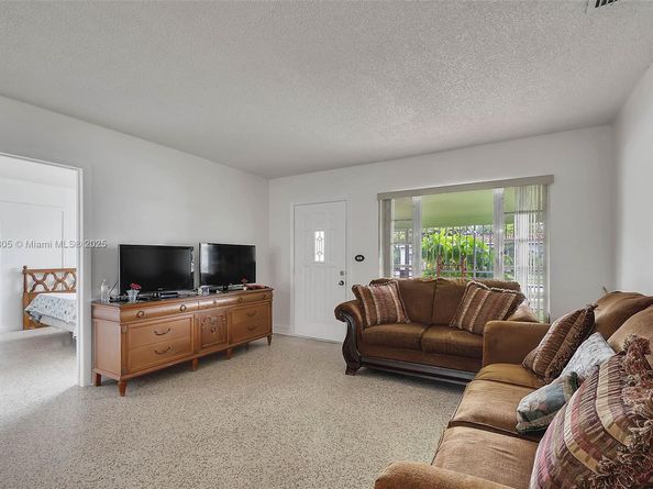 1150 W 69th Pl, Hialeah FL 33014