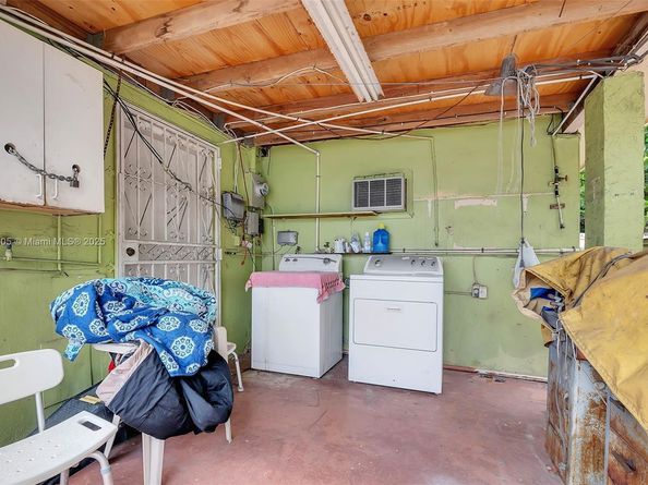 1150 W 69th Pl, Hialeah FL 33014