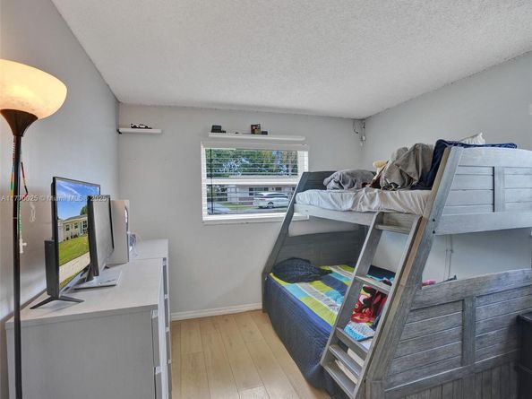 7140 Mcclellan St, Hollywood FL 33024