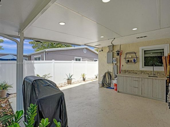 7140 Mcclellan St, Hollywood FL 33024