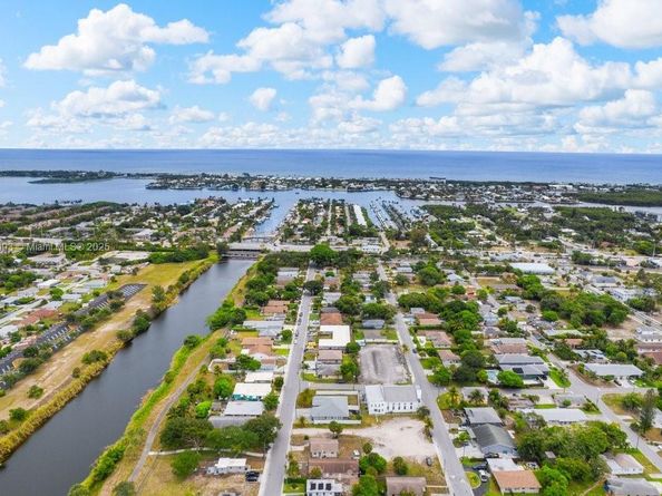320 NE 13th Ave, Boynton Beach FL 33435