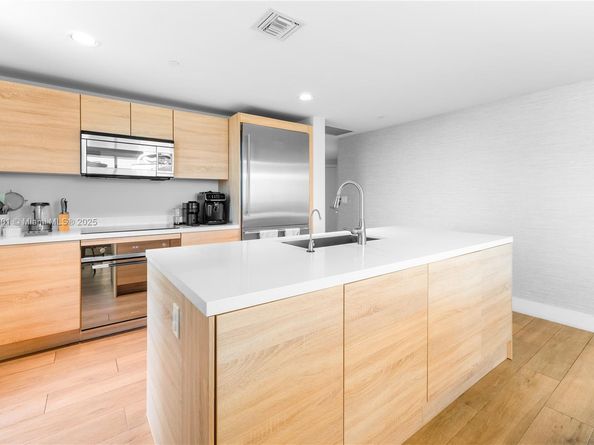 16385 Biscayne Blvd 707, North Miami Beach FL 33160