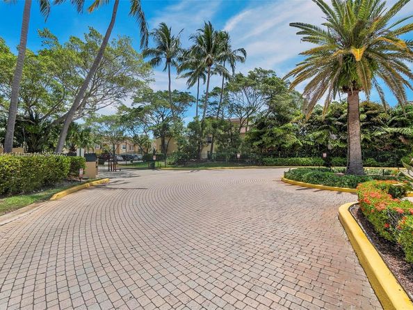 1105 Lake Shore Dr 202, Lake Park FL 33403
