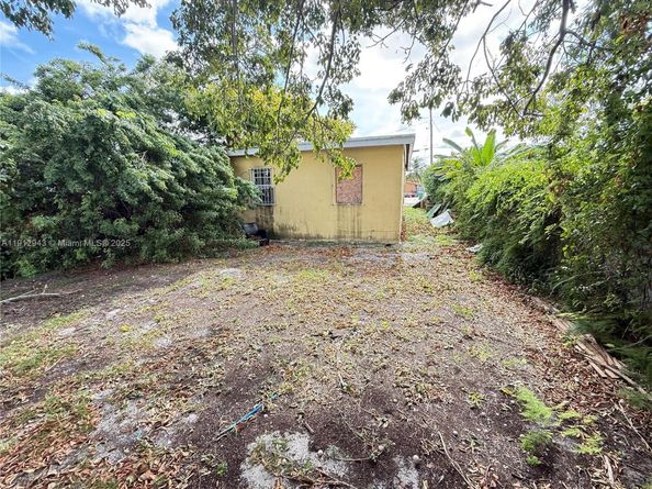 1865 NW 70th St, Miami FL 33147