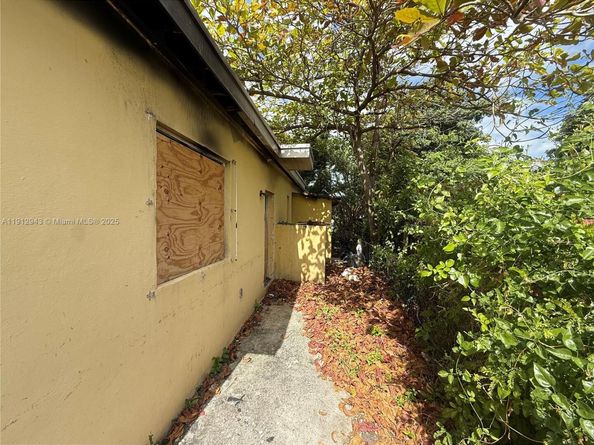 1865 NW 70th St, Miami FL 33147