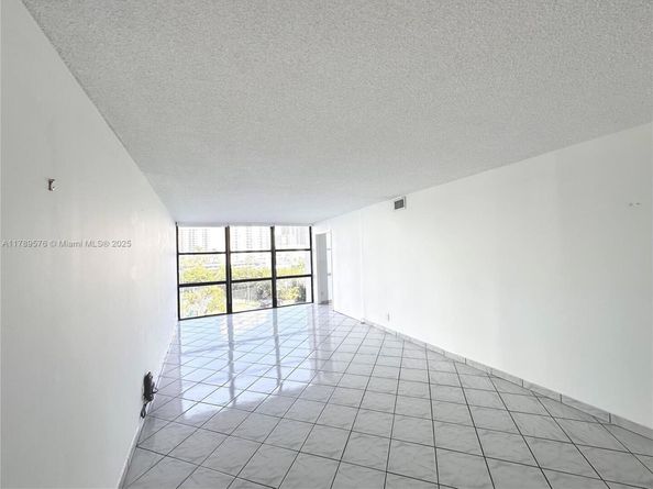 1000 Parkview Dr 424, Hallandale Beach FL 33009
