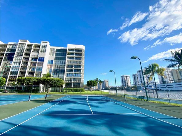1000 Parkview Dr 424, Hallandale Beach FL 33009
