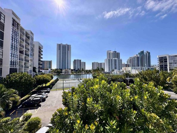 1000 Parkview Dr 424, Hallandale Beach FL 33009