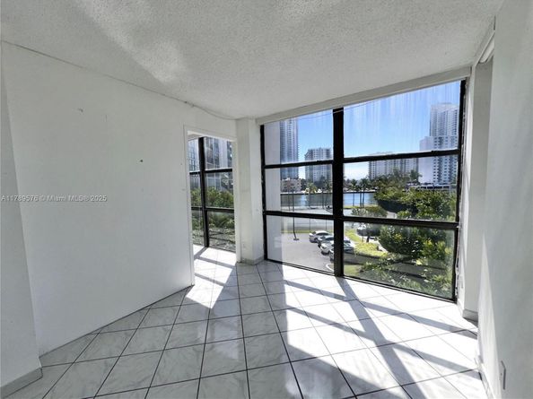 1000 Parkview Dr 424, Hallandale Beach FL 33009
