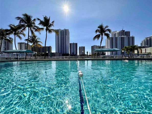1000 Parkview Dr 424, Hallandale Beach FL 33009