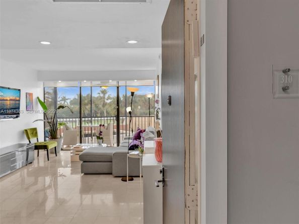20335 W Country Club Dr 310, Aventura FL 33180