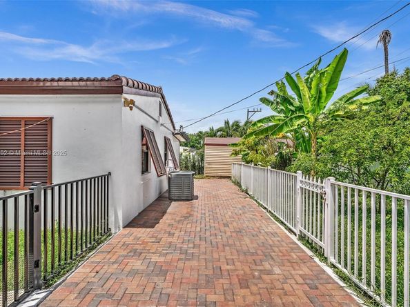 2041 NE 181st St, North Miami Beach FL 33162