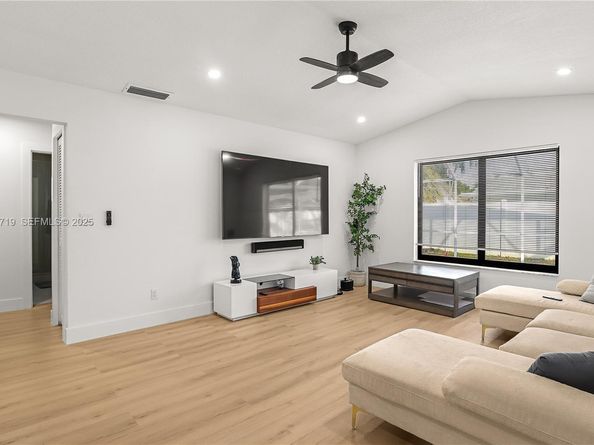 1462 SW 25th Ave, Deerfield Beach FL 33442