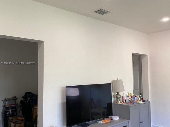 851 80th St, Miami Beach FL 33141