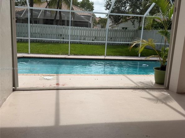 794 Lake Blvd, Weston FL 33326