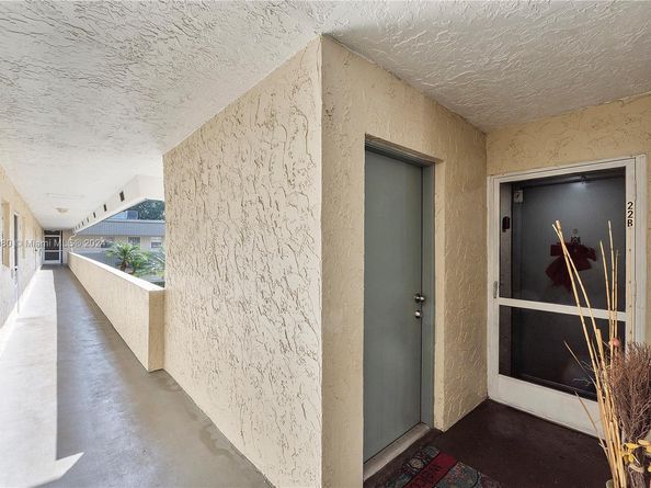 126 Sparrow Dr 22B, Royal Palm Beach FL 33411