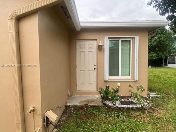 6940 NW 12th St, Margate FL 33063