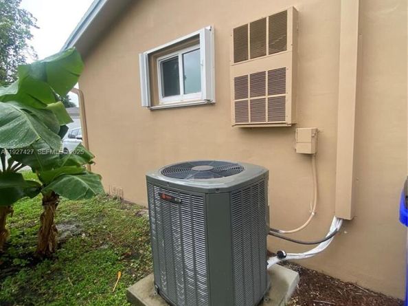 6940 NW 12th St, Margate FL 33063