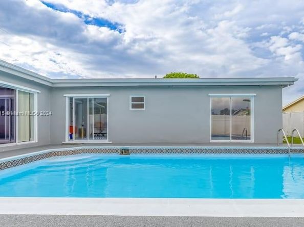 6466 NW 20th St, Margate FL 33063
