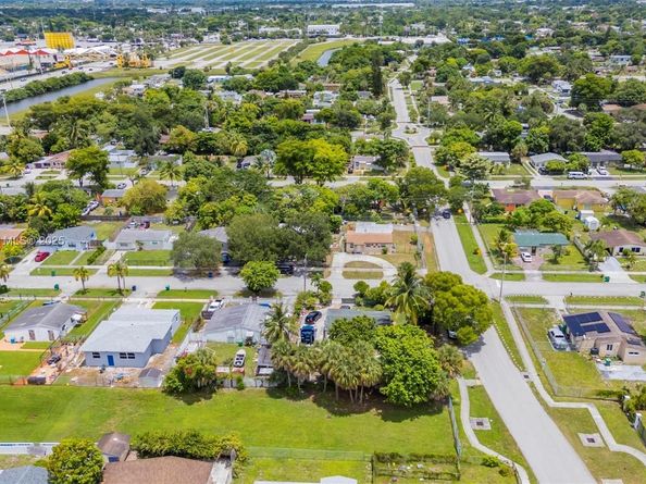 901 NW 34th Ter, Lauderhill FL 33311