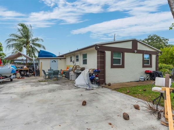 901 NW 34th Ter, Lauderhill FL 33311