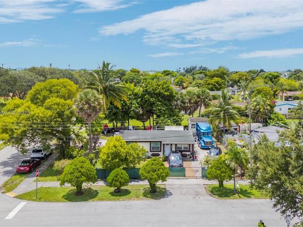 901 NW 34th Ter, Lauderhill FL 33311