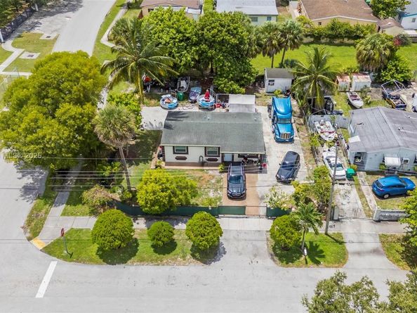 901 NW 34th Ter, Lauderhill FL 33311