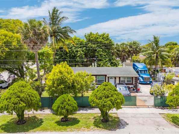 901 NW 34th Ter, Lauderhill FL 33311