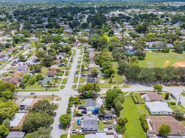 901 NW 34th Ter, Lauderhill FL 33311