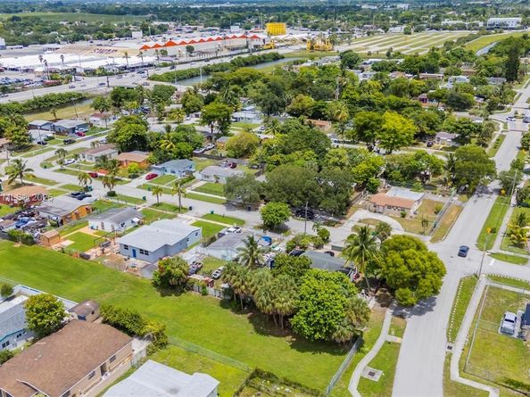 901 NW 34th Ter, Lauderhill FL 33311