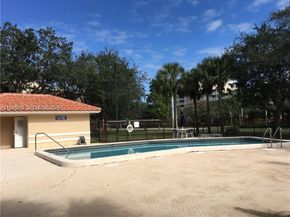 561 Racquet Club Rd 21, Weston FL 33326