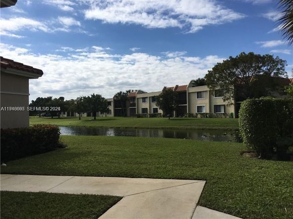 561 Racquet Club Rd 21, Weston FL 33326