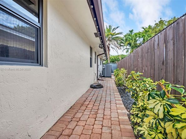 15462 SW 115th St, Miami FL 33196