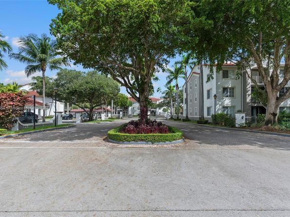 6861 SW 44th St 204, Miami FL 33155