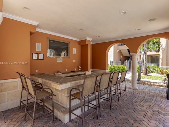 6861 SW 44th St 204, Miami FL 33155