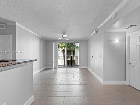 6861 SW 44th St 204, Miami FL 33155