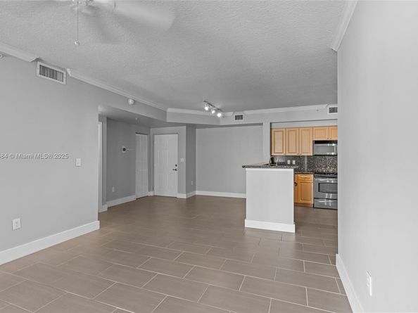 6861 SW 44th St 204, Miami FL 33155