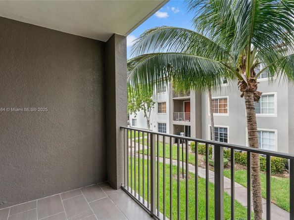 6861 SW 44th St 204, Miami FL 33155