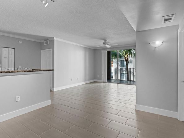 6861 SW 44th St 204, Miami FL 33155