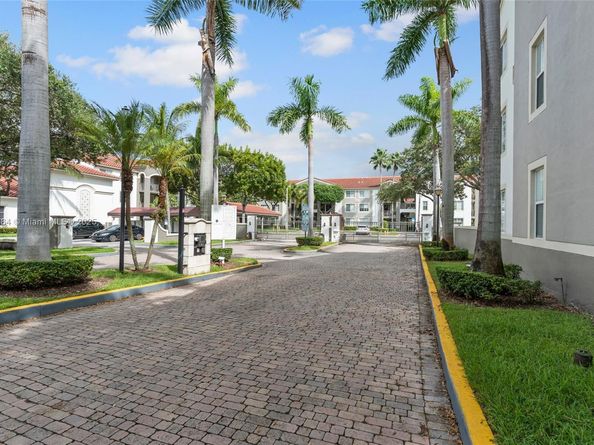 6861 SW 44th St 204, Miami FL 33155