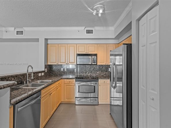 6861 SW 44th St 204, Miami FL 33155