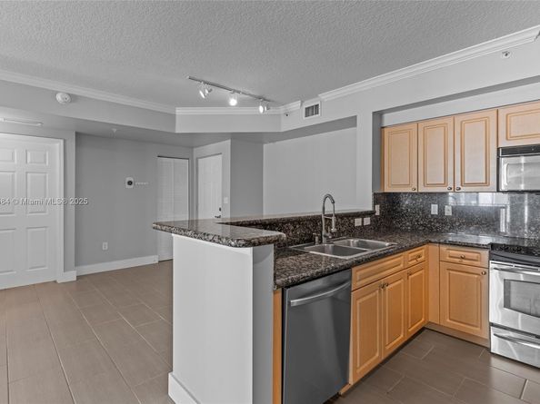 6861 SW 44th St 204, Miami FL 33155
