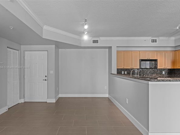 6861 SW 44th St 204, Miami FL 33155